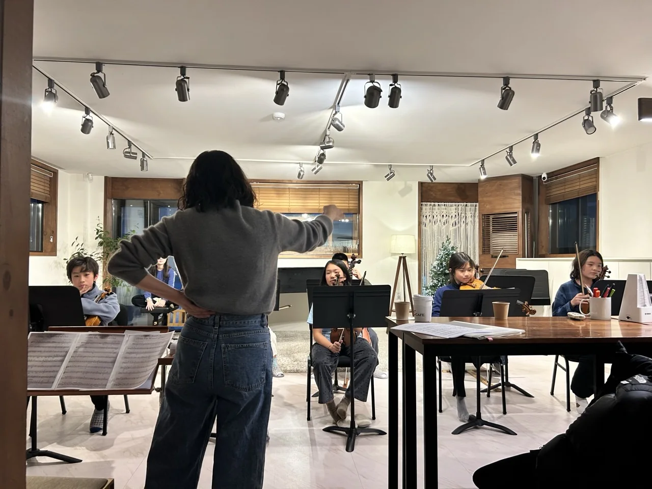 합주 연습 중인 앙상블 메이 단원들