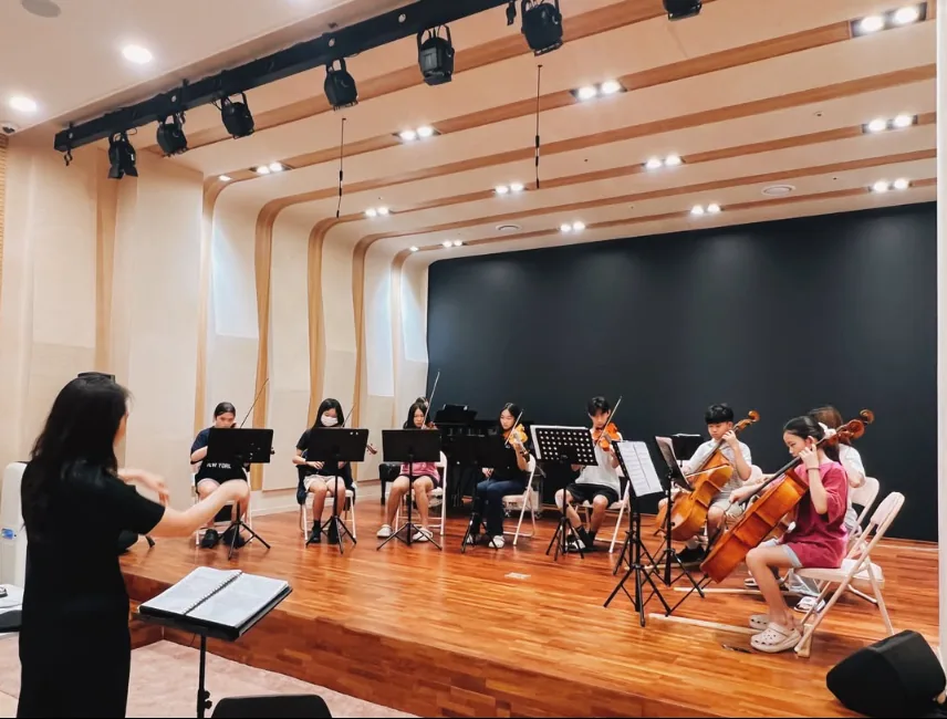 합주 연습 중인 앙상블 메이 단원들
