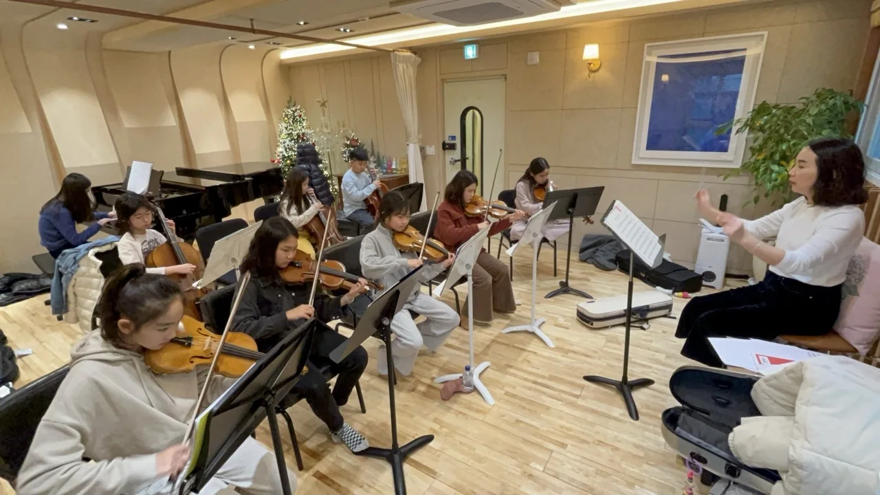 합주 연습 중인 앙상블 메이 단원들
